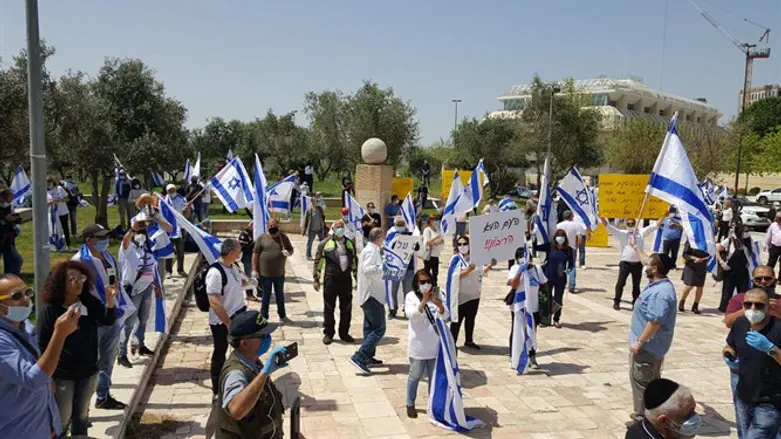 Protesters Outside High Court: "This Isn't Iran!"