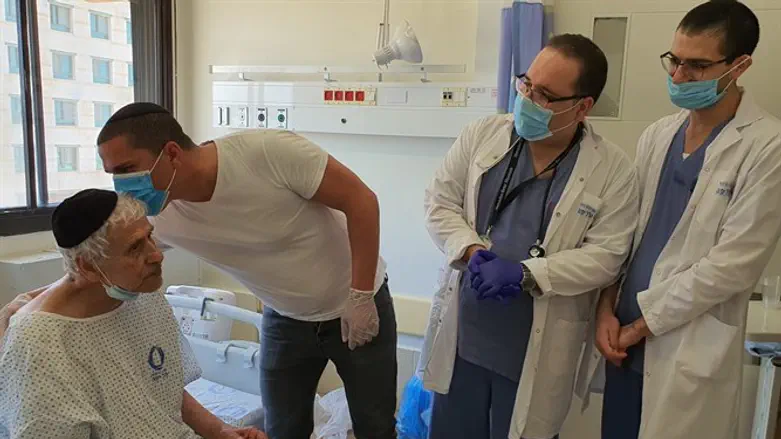 מימין: ד"ר אליאס חילו, ד"ר מוחיסן, נתנאל ואביו