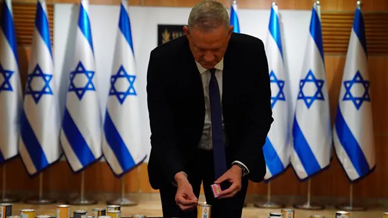 גנץ מדליק נר זיכרון בכנסת