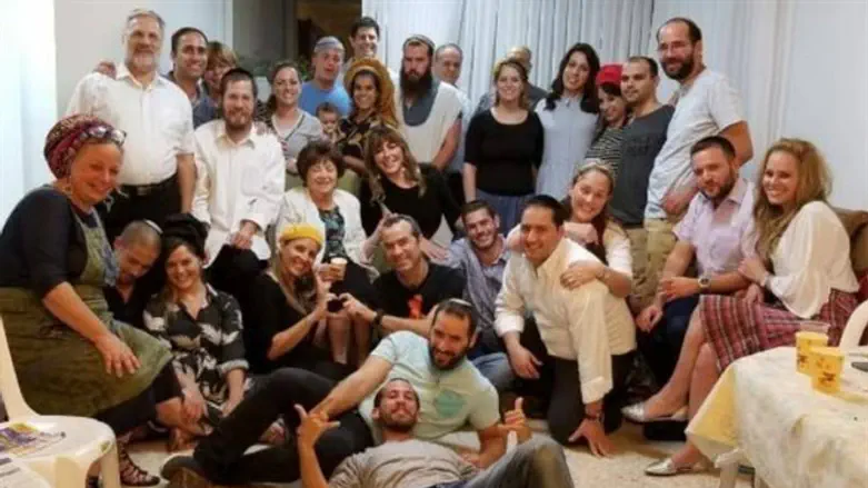 פנינה חפר ומשפחתה