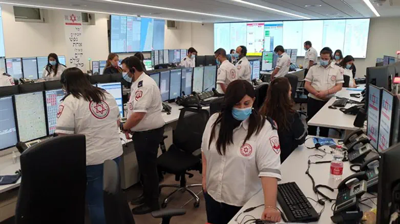 צפירת יום הזיכרון לשואה ולגבורה במוקד מד"א