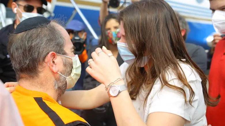 אלי ביר פוגש את בני משפחתו