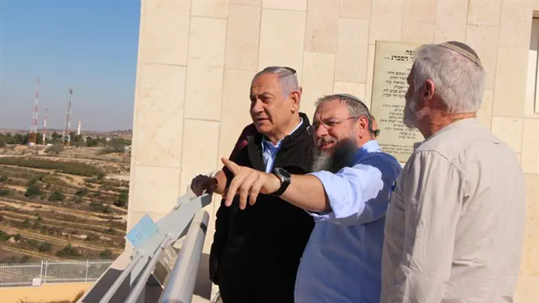 עם נתניהו וזמביש. נאמן