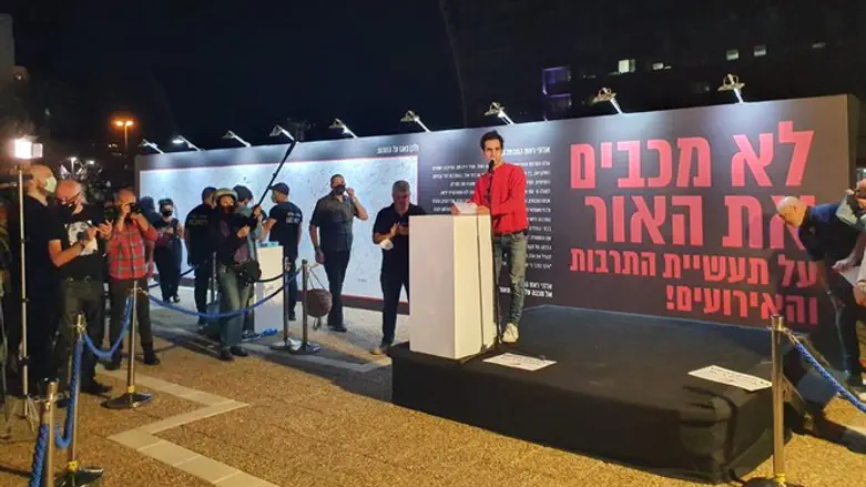 אביב גפן על הבמה