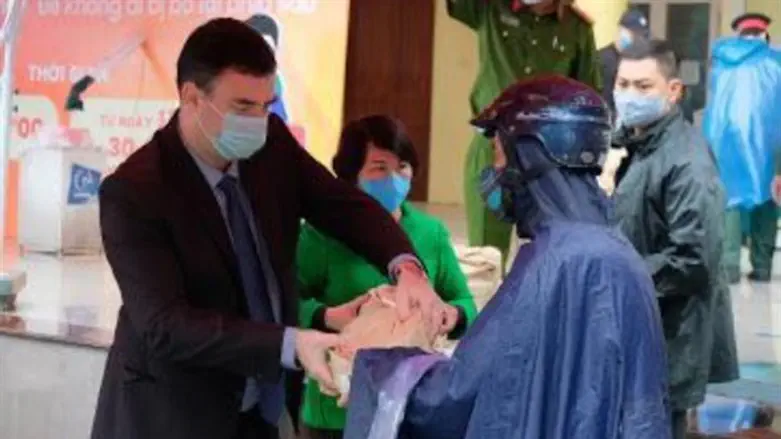 Israeli ambassador handing out food