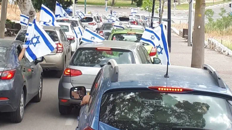 Protesting Supreme Court activism outside home of Esther Hayut