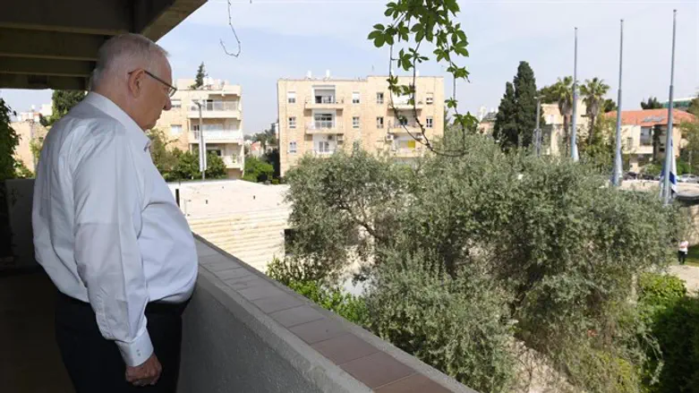 ראובן ריבלין במרפסת