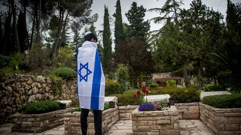 מתייחדים עם זכר הנופלים. הר הרצל