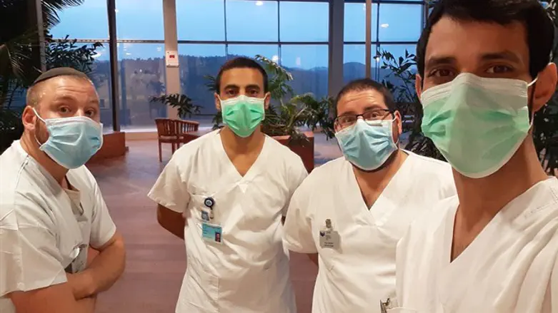 סטודנטים של המרכז האקדמי לב במהלך עבודתם בבית החולים הדסה עין כרם