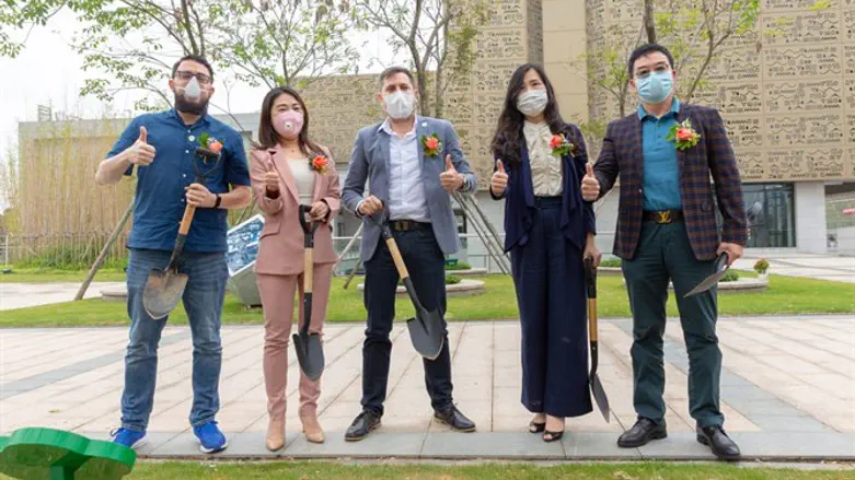 הקונסול הישראלי וצוותו