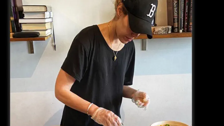 Ellie Balouka makes poke bowls for Jewish doctors and nurses.