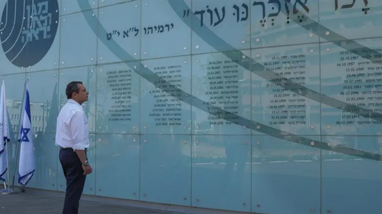 נדב ארגמן מול קיר השמות של חללי השב"כ