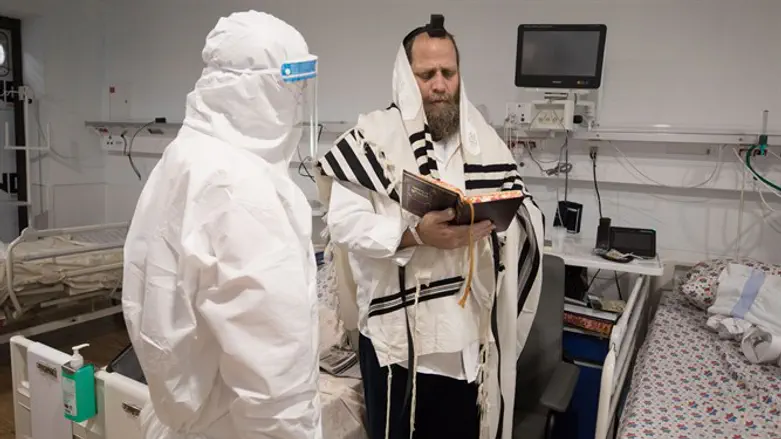 Coronavirus patient prays