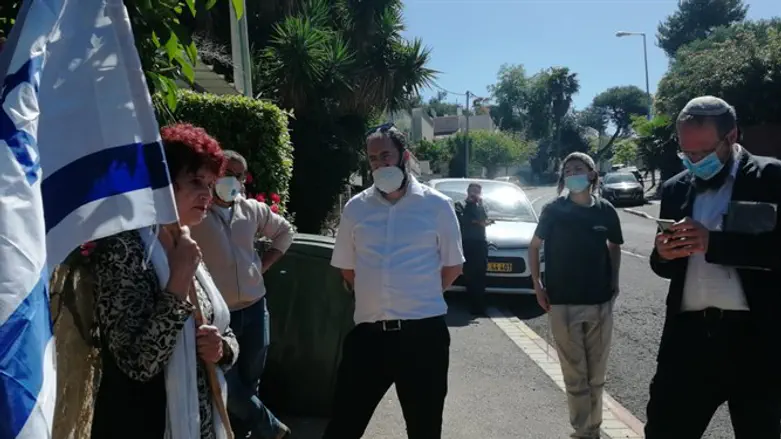 נחמה אריאל עם המתנדבים