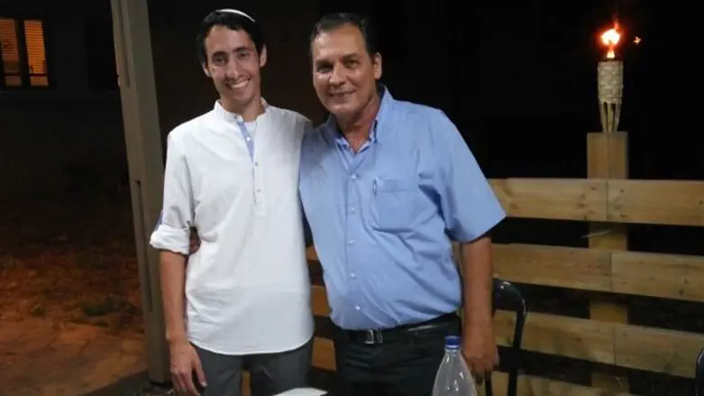 יאיר ארנון (משמאל) עם הנתרם - גבי, פצוע מלחמת יוכ"פ