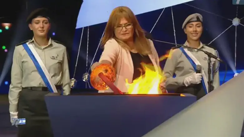 פרופ' גליה רהב מדליקה משואה