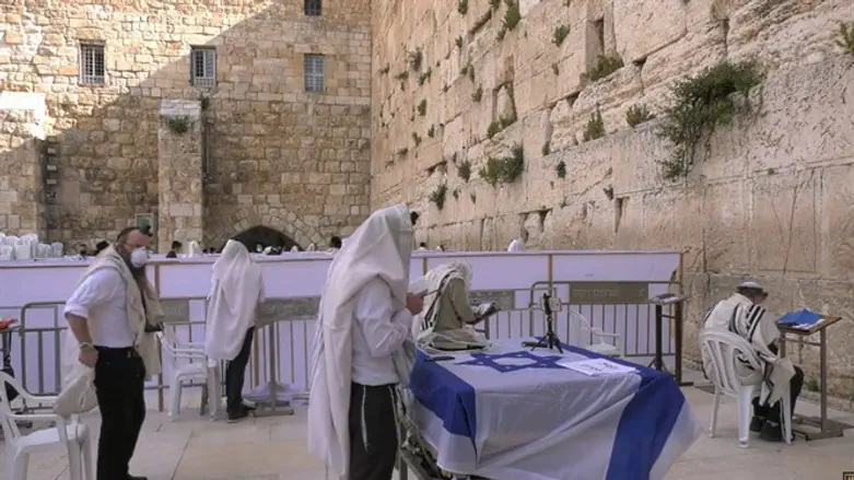 תפילת שחרית בכותל