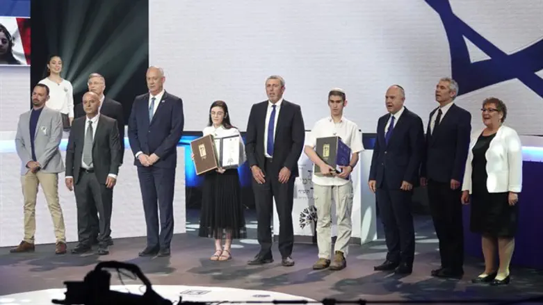 Ruth Cohen and Moshe Glida'i with their prizes