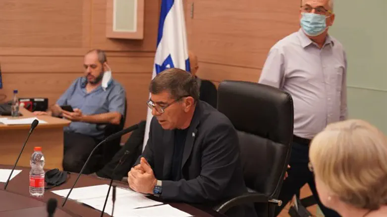 אשכנזי בדיון