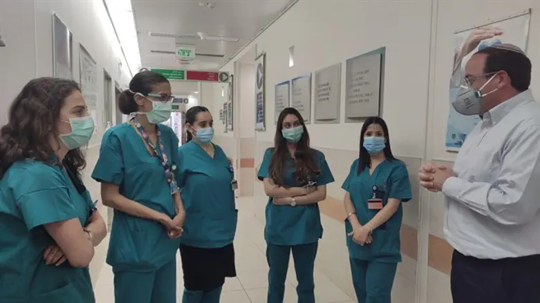 פינסקי עם בנות השירות