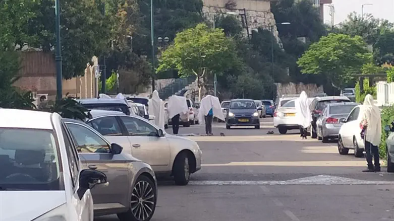 כשבתי הכנסת סגורים, צועקים ברחובות. מניין רחוב בעת ברכת כוהנים