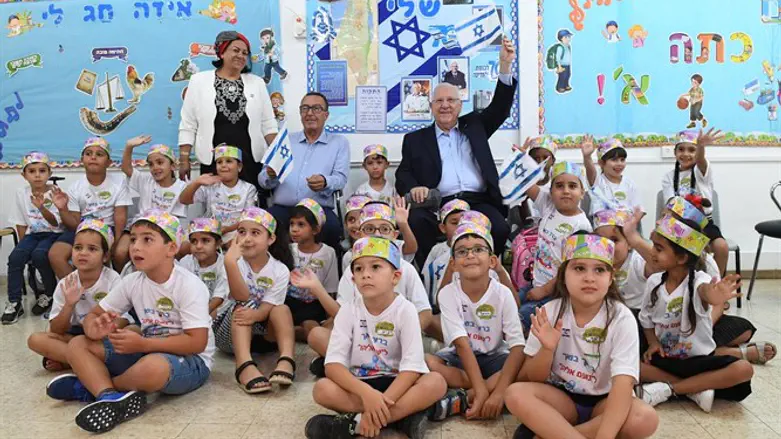 ריבלין בביקור בבית ספר. ארכיון