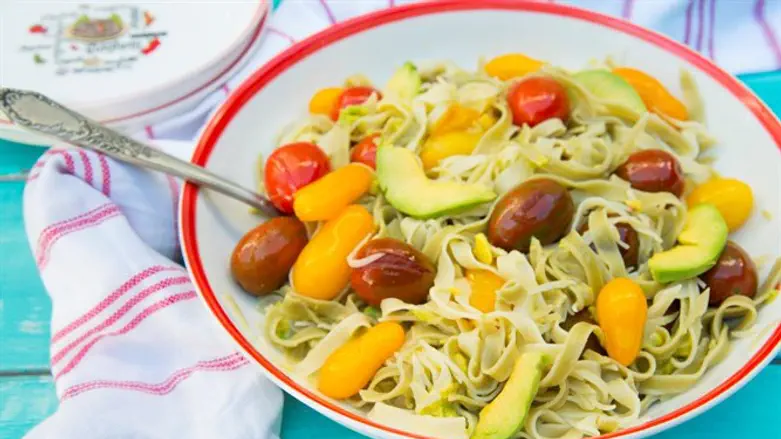 פסטה אבוקדו ועגבניות שרי