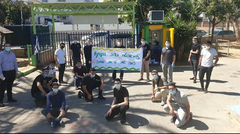 חיבוק מרחוק למאבטח בית הספר