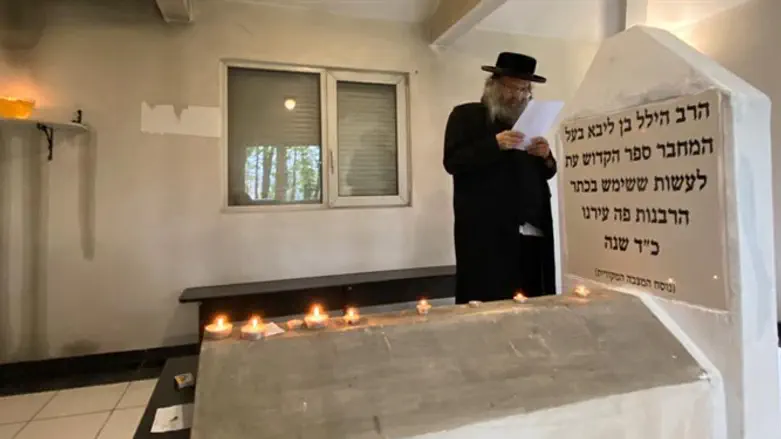 מתפלל בודד ביום ההילולה