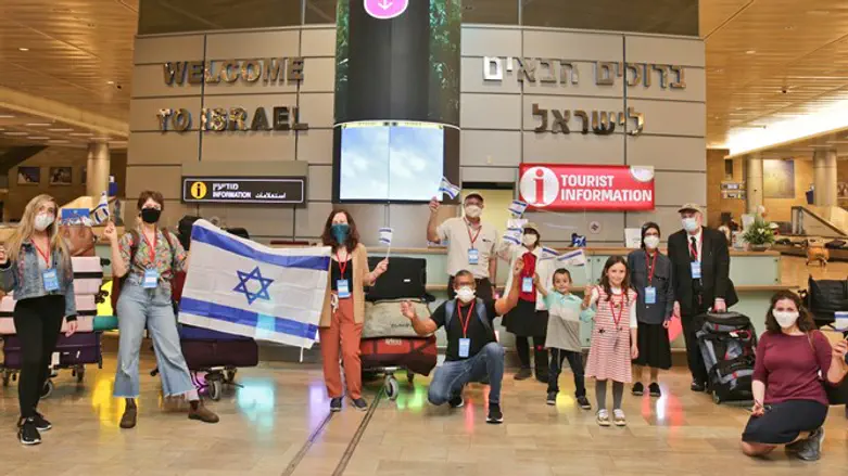 18 new immigrants arrive