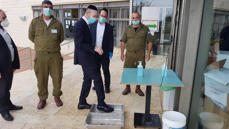 מחטא את הרגליים