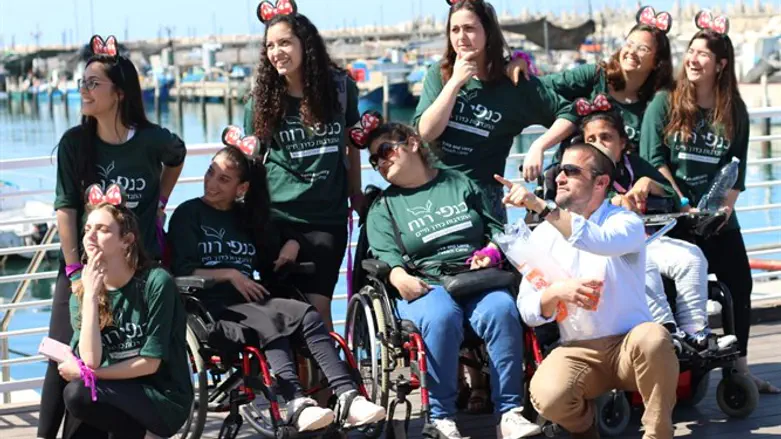 אהרון צוהר עם חניכות ומתנדבות