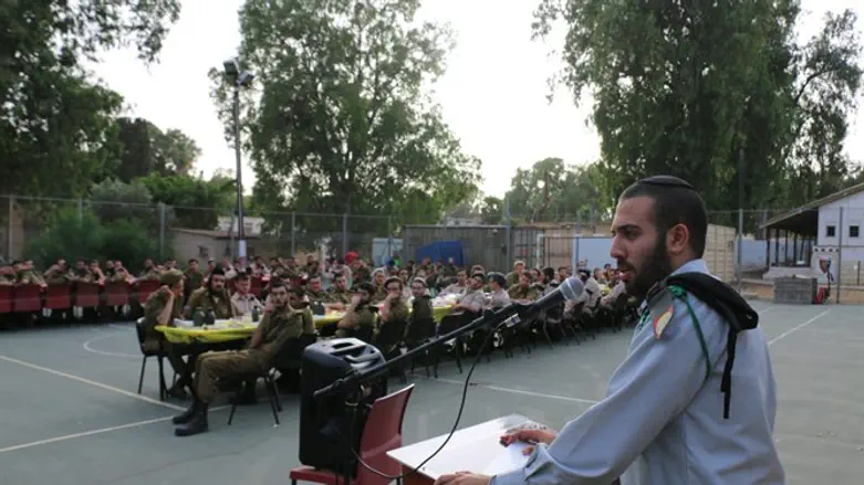 סגן מתן אדיבי עם טירונים (צולם לפני הנחיות הקורונה)