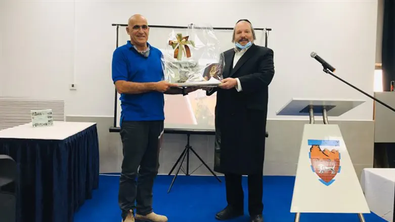 ראש העיר ביתר עילית מעניק שי ותעודת הוקרה ליוסי בכר