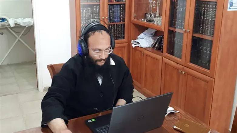 אשר בורנשטיין מצוות חסידי גור במוקד 103 דרום, ביום עבודה מהבית