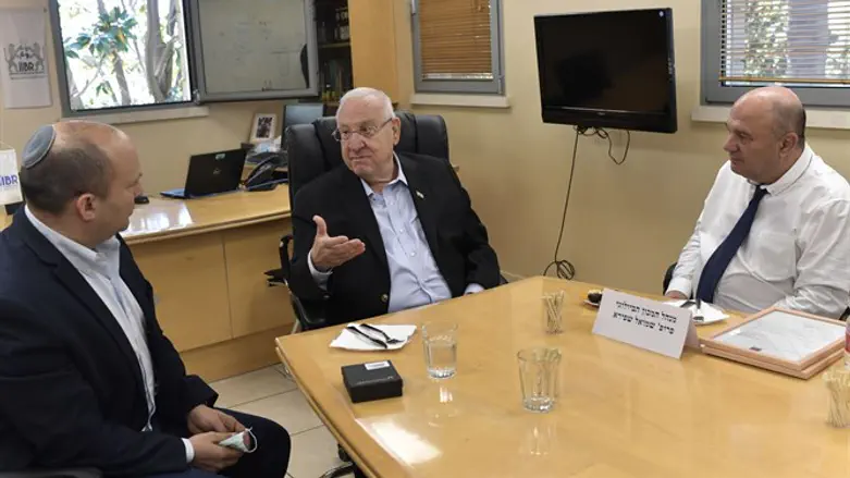 Rivlin and Bennett at Bio Research center