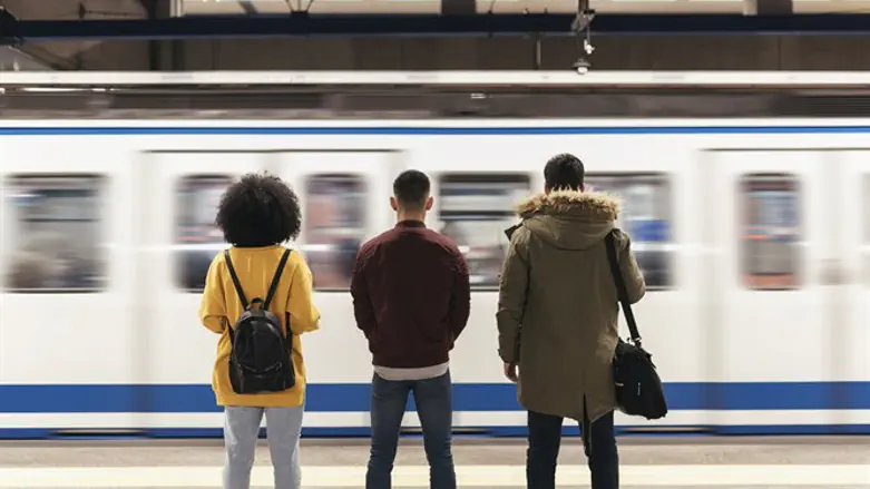 Waiting for the train - without haredim