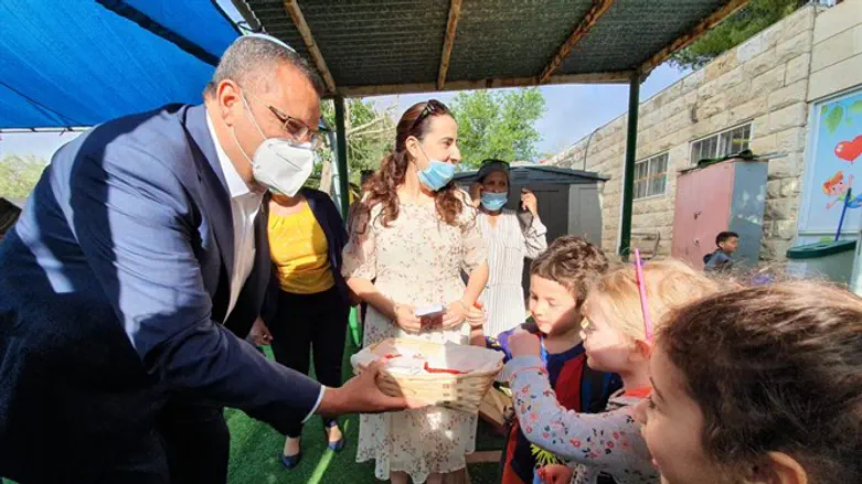ראש העיר משה ליאון מבקר בגן ילדים. הבוקר