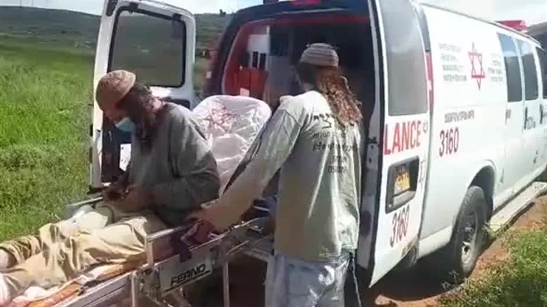 Бригада "Маген Давид Адом" увозит раненного еврейского фермера
