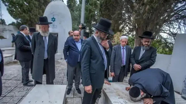 ביקור משלחת רבנים מישראל בבית העלמין