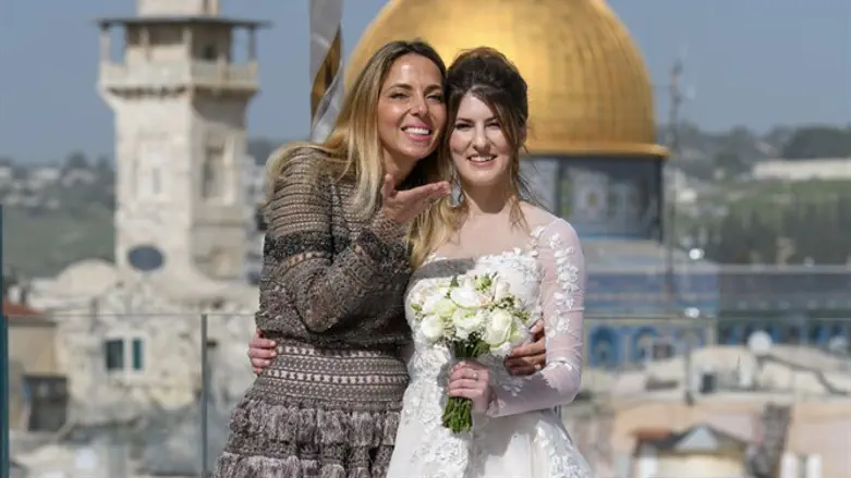 הכלה מוריה גרינבאום עם המעצבת רחלי זהר