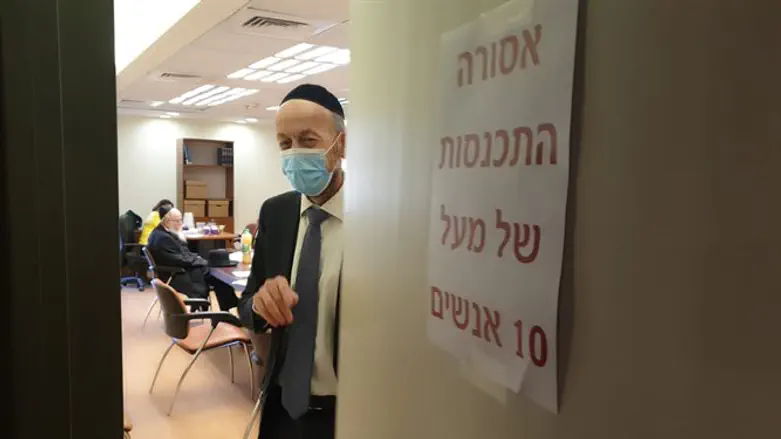 אורי מקלב בכניסה לחדר יהדות התורה