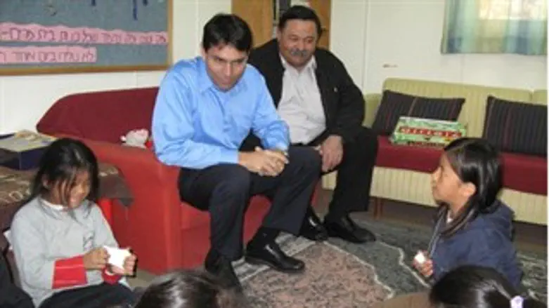 דנון ואפללו במועדונית עם ילדי בני המנשה