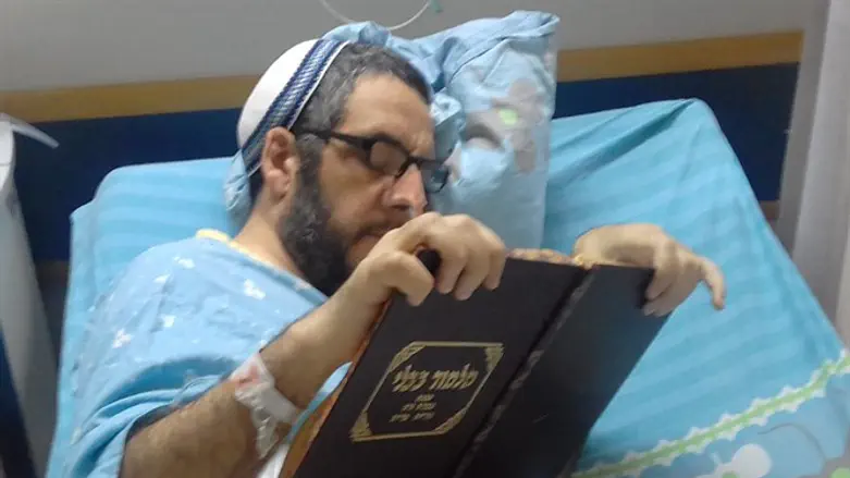 הרב צבי סגרון שוקד על לימודו גם בעת מחלתו בבית החולים