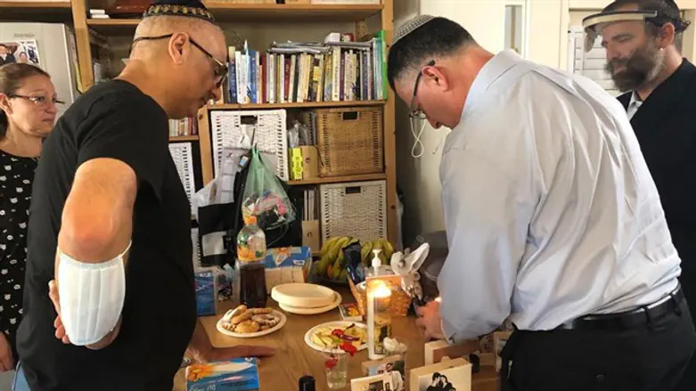 גדעון סער לצד האב השכול