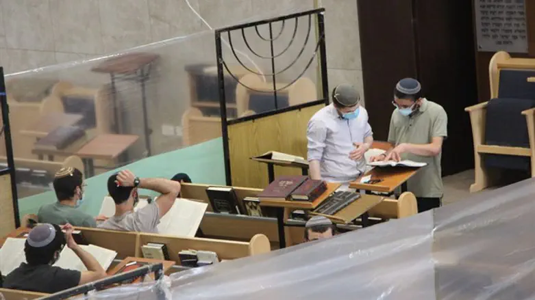 תלמידים בישיבת בית אל לומדים בשגרת קורונה