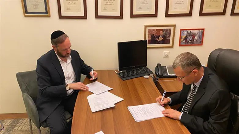 אריאל אטיאס ויריב לוין חותמים על ההסכם