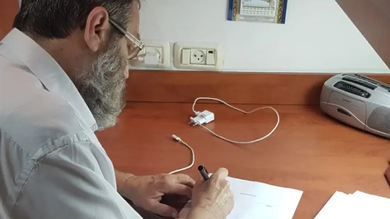 Gafni signs the agreement