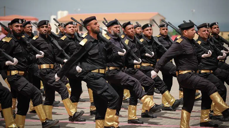 Hamas police attempting goosestepping