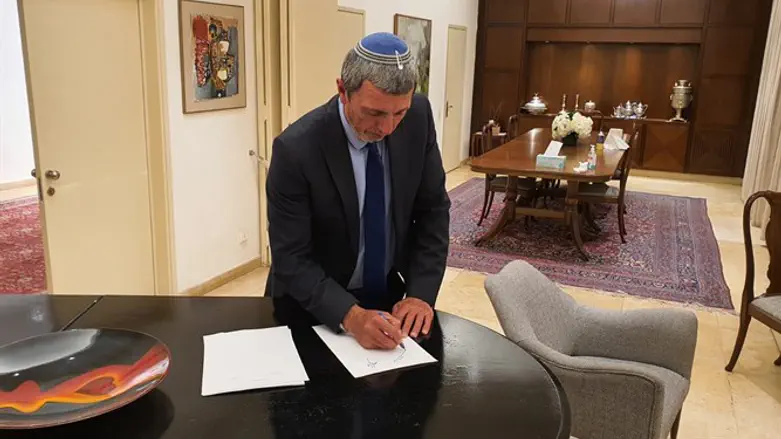 רפי פרץ חותם על ההסכם